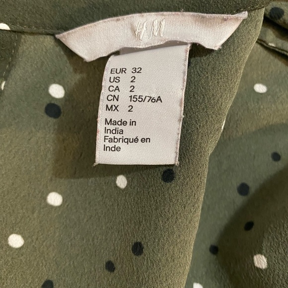 Green with black and white polka dots button up from H&M. size 2 - Picture 3 of 4